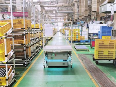 濱海新區本土企業自主研發機器人，以創新技術引領廠內智慧物流新變革